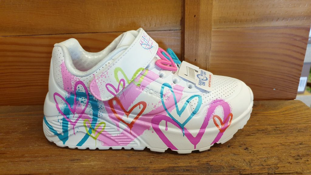 Skechers voor meisjes met hartjes.